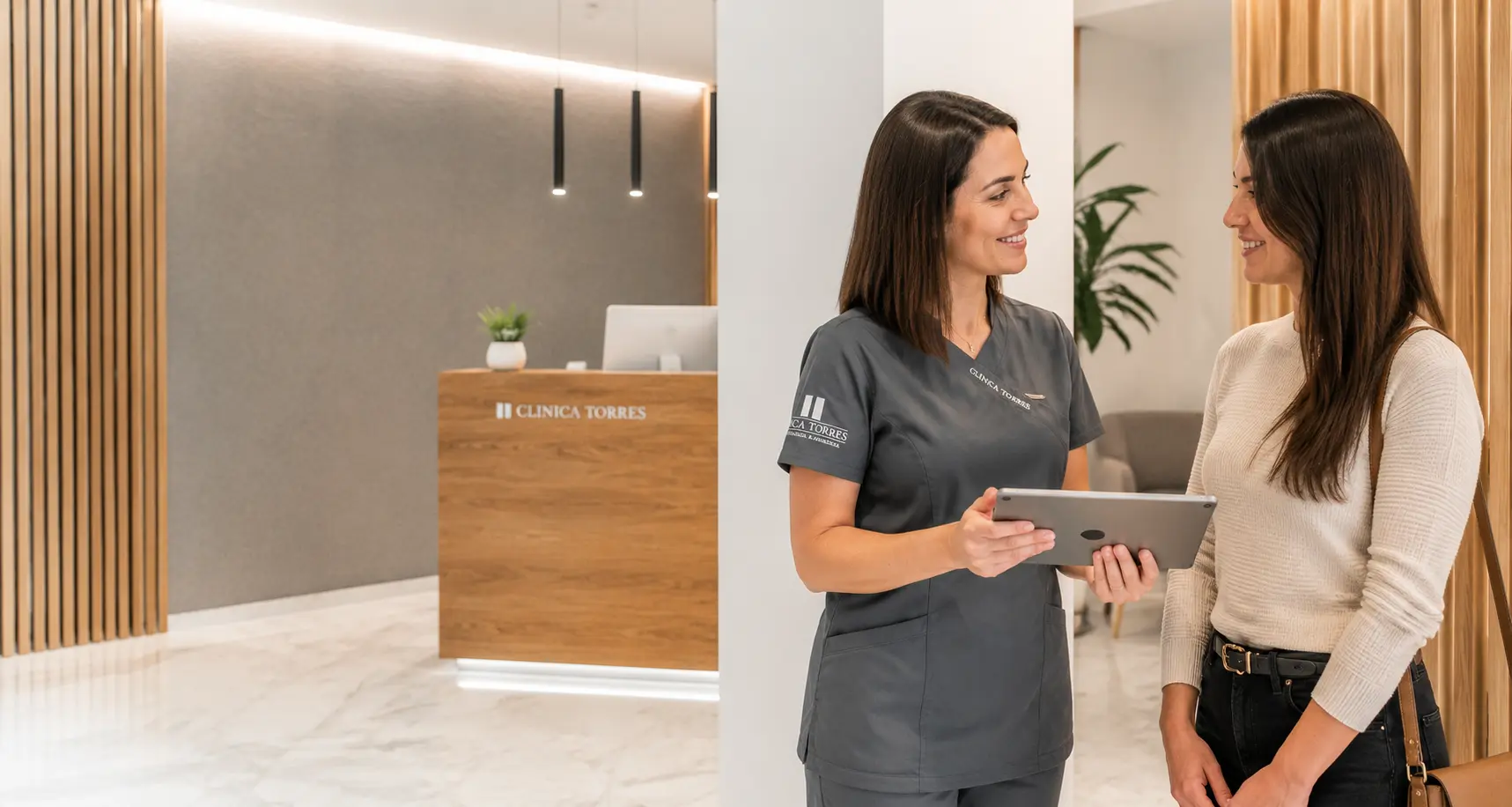 Doctora de Clinica dental torres atendiendo a una cliente